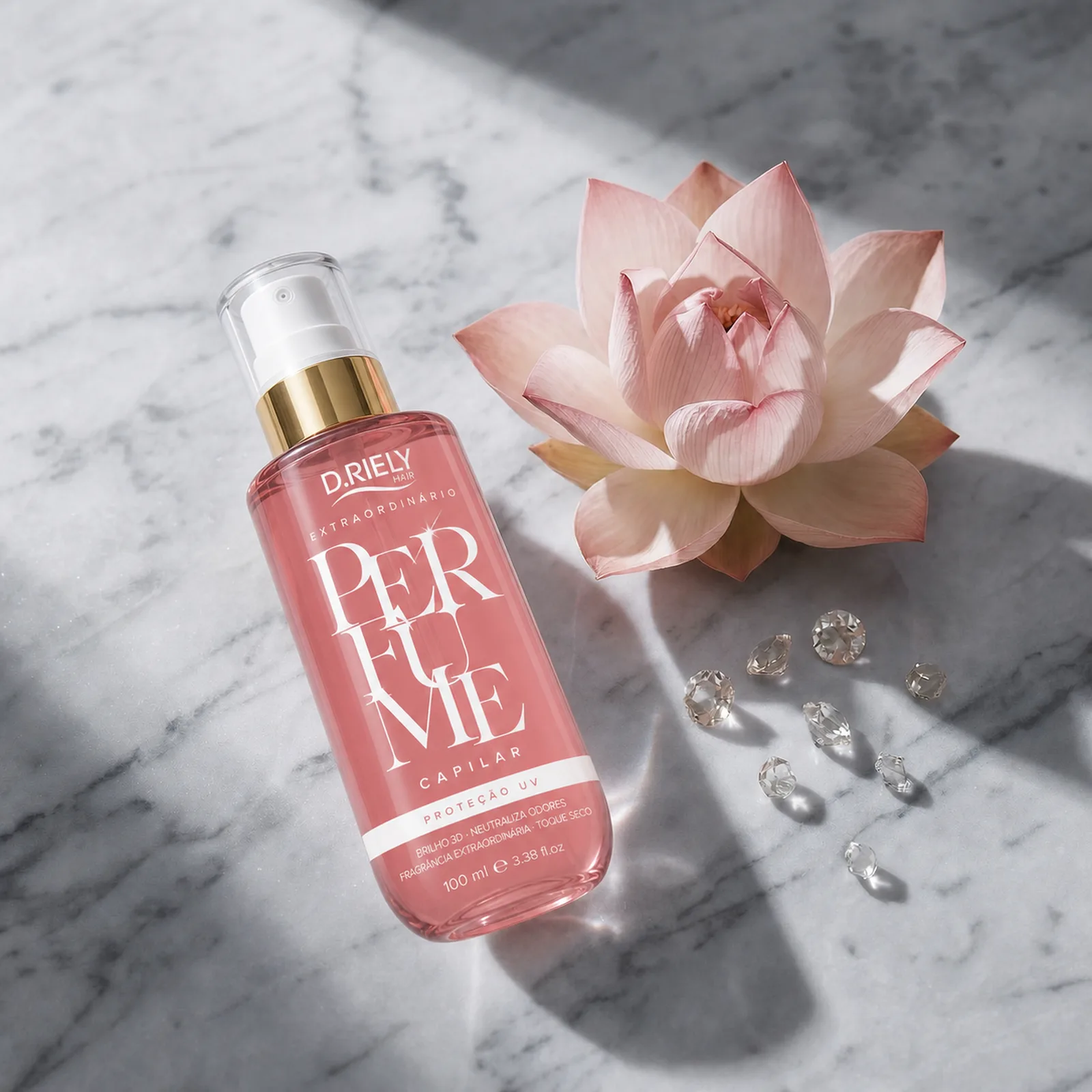 Flat-lay Perfume Capilar com Flor de Lótus